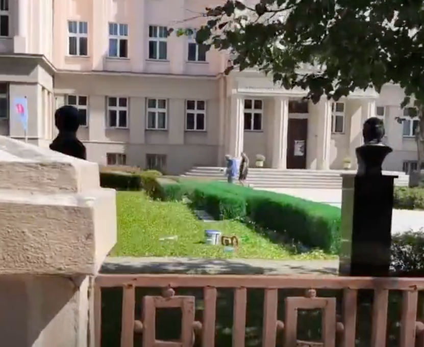 Príbeh: Právna kancelária Hruboš a spol. Pán premiér to prasa, čo Vám chováme... (u Rastíka Piška)